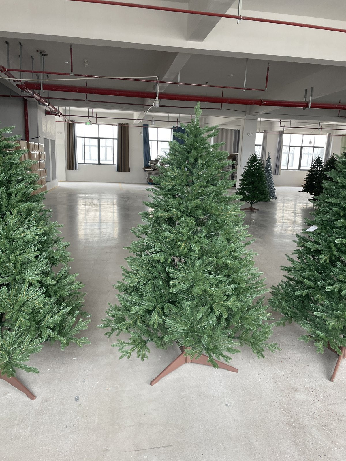 Musterbaum mit Holzständer in der Fabrik