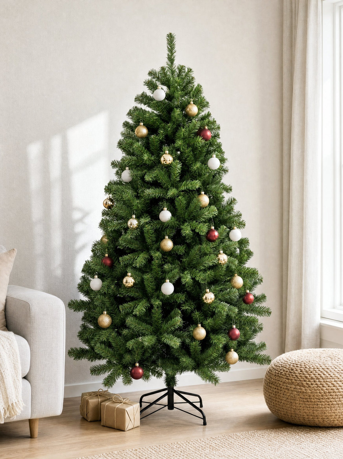 Weihnachtsbaum aus PVC mit Ständer, dezent geschmückt, in einem hellen Raum bei Tageslicht