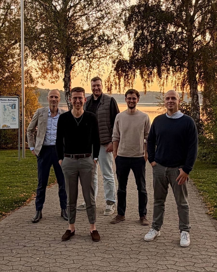 Das Team von Pure Living am Seeufer in Ratzeburg